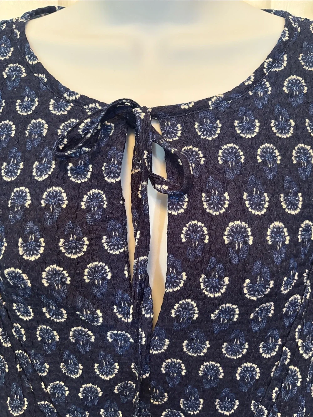 Ladies LOFT Navy and White Printed Tie-Neck Blouse Size M